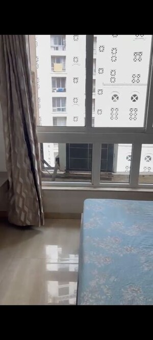 Room in 2.5 BHK Apartment at Hiranandani Paloma, Ghodbunder Road – for Rent