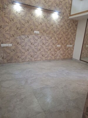 Room in 3 BHK Apartment at Vasant Kunj – for Rent