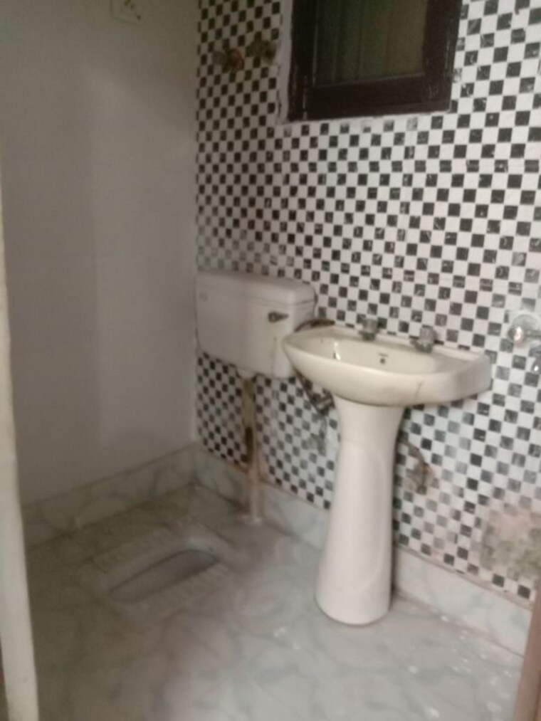 Bathroom, vidhayak-colony 1 Bedroom 650 Sq.Ft. Builder Floor In Nyay Khand I Ghaziabad 10143765