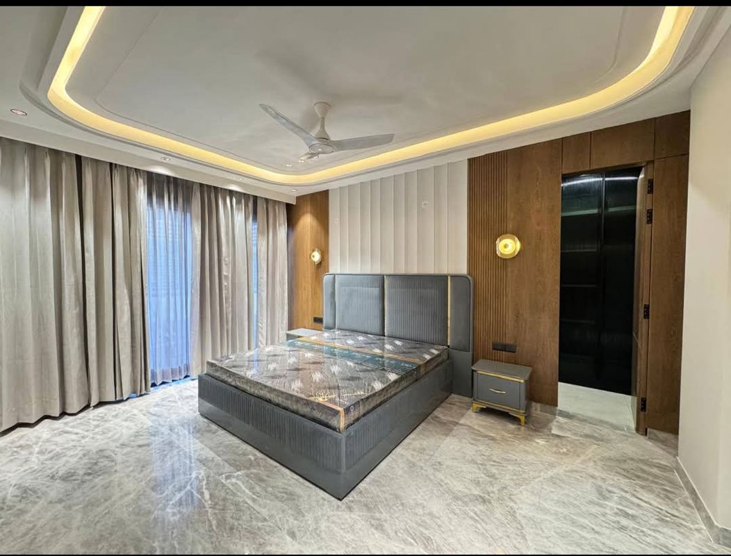 4 BHK + Servant Room 318 Sq.Yd. Builder Floor in Sushant Lok 2