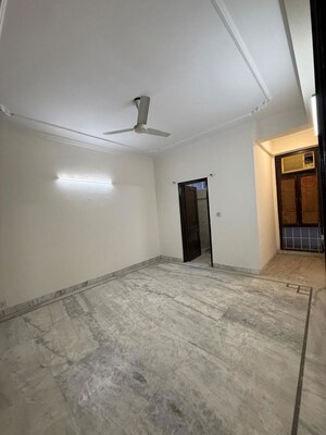 Room in 3 BHK Builder Floor at Greater Kailash ii – for Rent