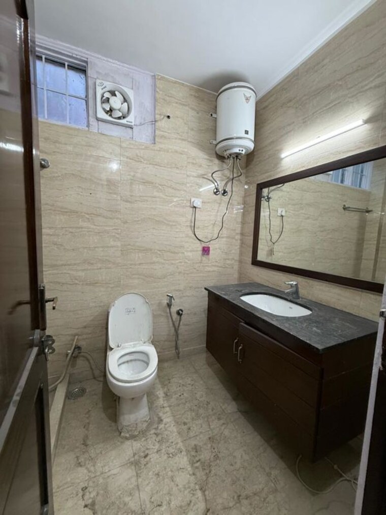 Bathroom, greater kailash ii 3 Bedroom 2000 Sq.Ft. Builder Floor In Greater Kailash ii Delhi 10143810
