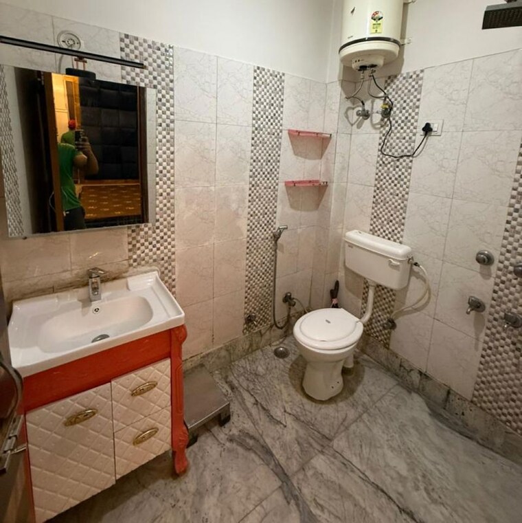 Bathroom, kalkaji 1 Bedroom 800 Sq.Ft. Builder Floor In Kalkaji Delhi 10020477