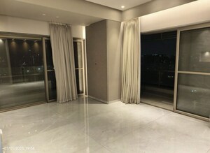 Room in 5 BHK Apartment at Bandra West – for Rent