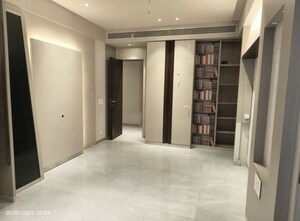 Room in 5 BHK Apartment at Bandra West – for Rent