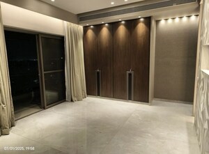 Room in 5 BHK Apartment at Bandra West – for Rent