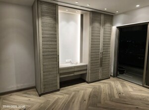 Room in 5 BHK Apartment at Bandra West – for Rent