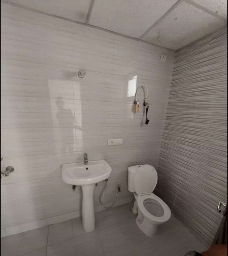 Bathroom, hazratganj 3 Bedroom 1450 Sq.Ft. Apartment In Hazratganj Lucknow 10143892