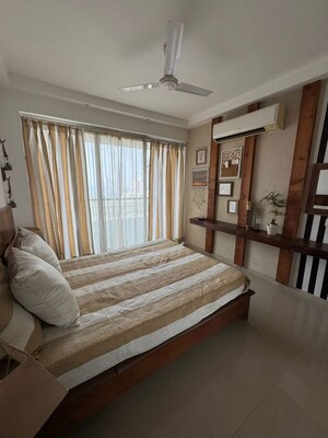 Bedroom in 2.5 BHK Apartment at Oberoi Realty Splendor, Andheri East – for Rent