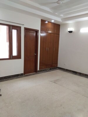 Room in 3 BHK Builder Floor at Sector 44 – for Rent