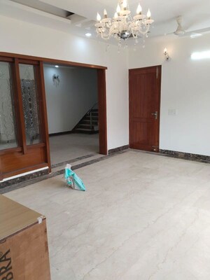 Room in 3 BHK Builder Floor at Sector 44 – for Rent