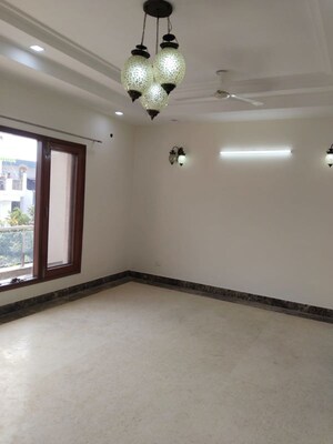 Room in 3 BHK Builder Floor at Sector 44 – for Rent