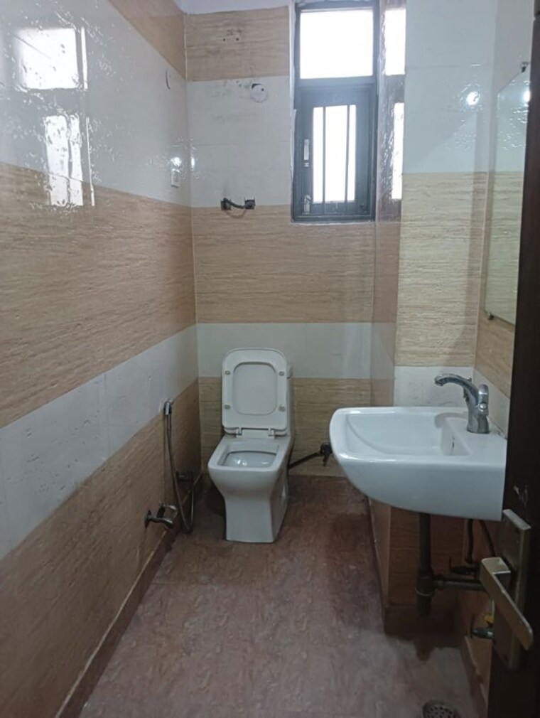 Bathroom, vasundhara sector 17 2 Bedroom 1000 Sq.Ft. Builder Floor In Vasundhara Sector 17 Ghaziabad 10144119