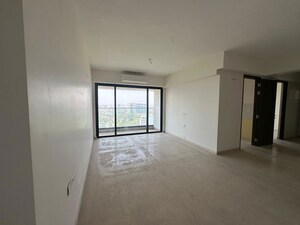 Room in 3 BHK Apartment at Kalpataru Magnus, Bandra East – for Rent