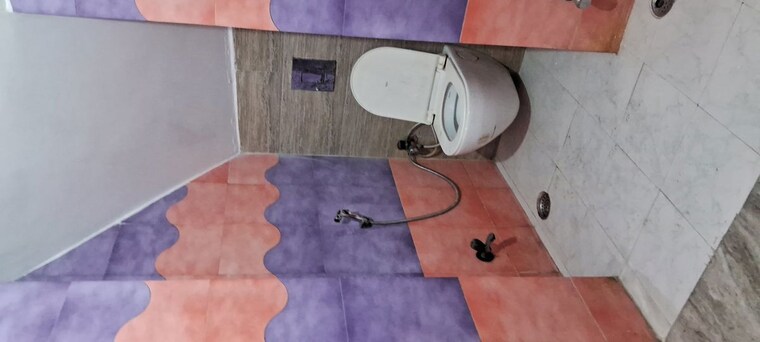 Bathroom, sarita vihar 2 Bedroom 900 Sq.Ft. Apartment In Sarita Vihar Delhi 10144161