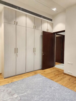 Room in 3 BHK Apartment at Kalpataru Avana, Parel – for Rent