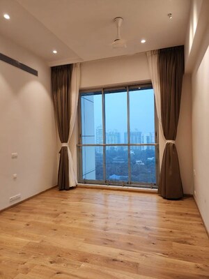 Room in 3 BHK Apartment at Kalpataru Avana, Parel – for Rent