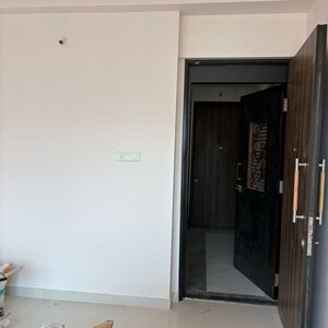 Room in 1 BHK Apartment at Sheth Avante, Mumbai Central Suburbs – for Rent