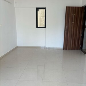 Room in 1.5 BHK Apartment at Sheth Avante, Mumbai Central Suburbs – for Rent