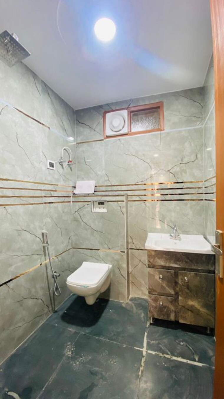 Bathroom, govindpuri 3 Bedroom 900 Sq.Ft. Builder Floor In Govindpuri Delhi 10144361