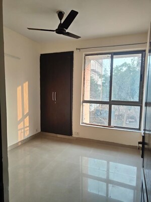 Room in 2 BHK Apartment at Unitech Uniworld Gardens 2, Sector 47 – for Rent