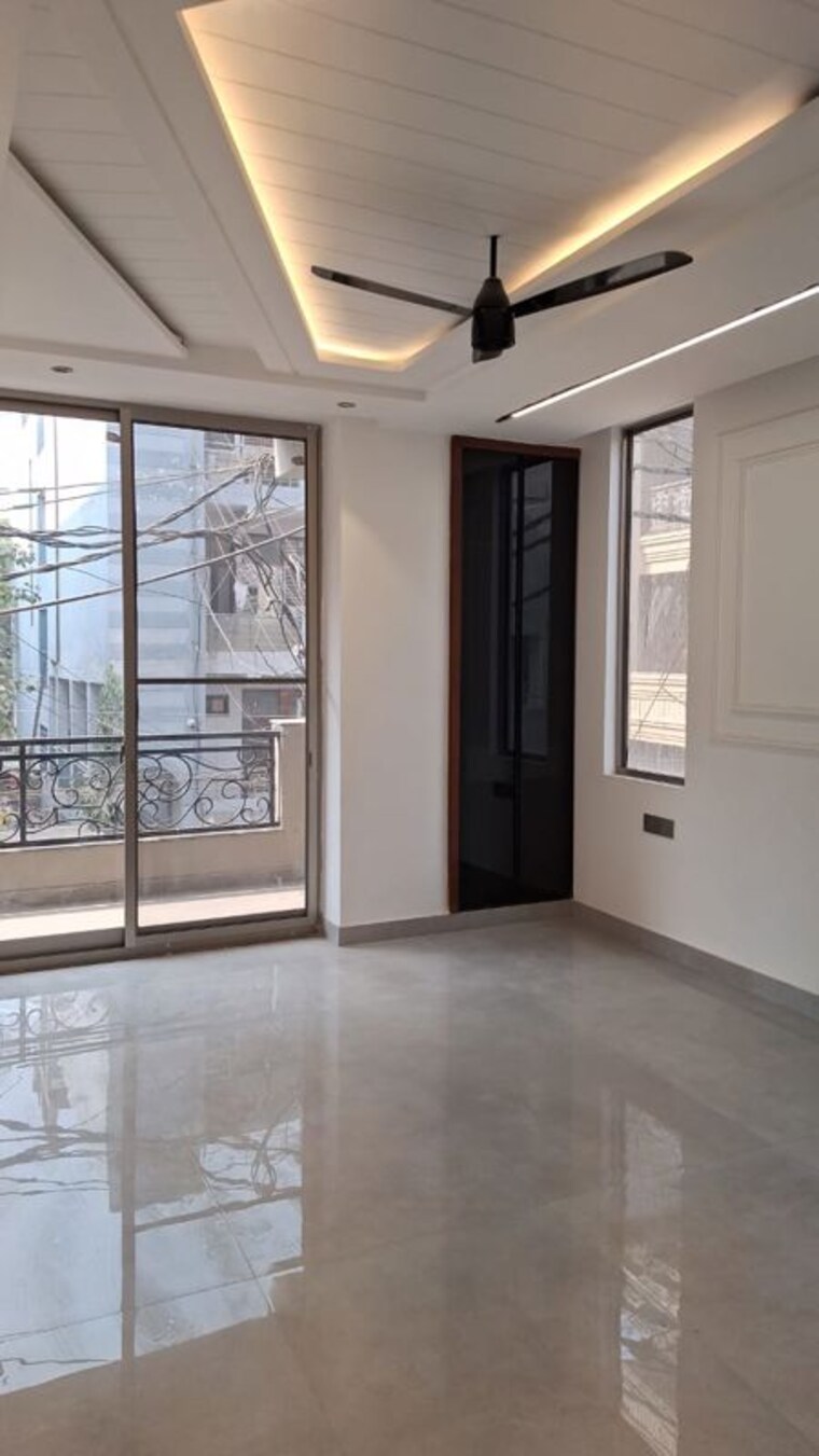 Room, anand vihar 3 Bedroom 210 Sq.Yd. Apartment In Anand Vihar Delhi 10144402