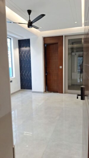 Room in 3 BHK Apartment at Anand Vihar – for Rent