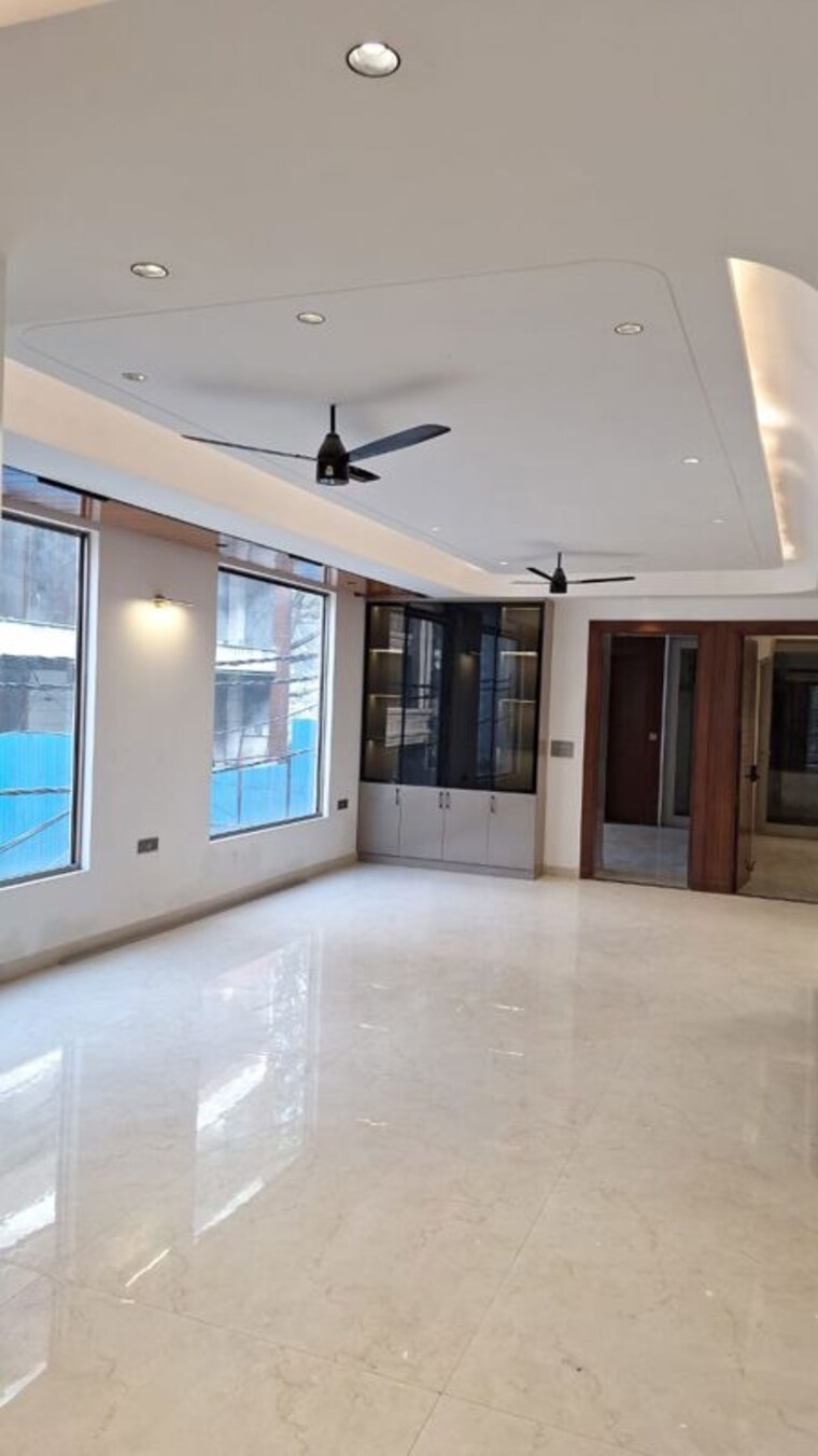 Room, anand vihar 3 Bedroom 210 Sq.Yd. Apartment In Anand Vihar Delhi 10144402
