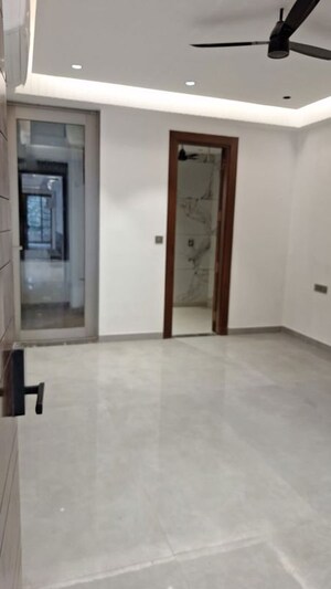 Room in 3 BHK Apartment at Anand Vihar – for Rent