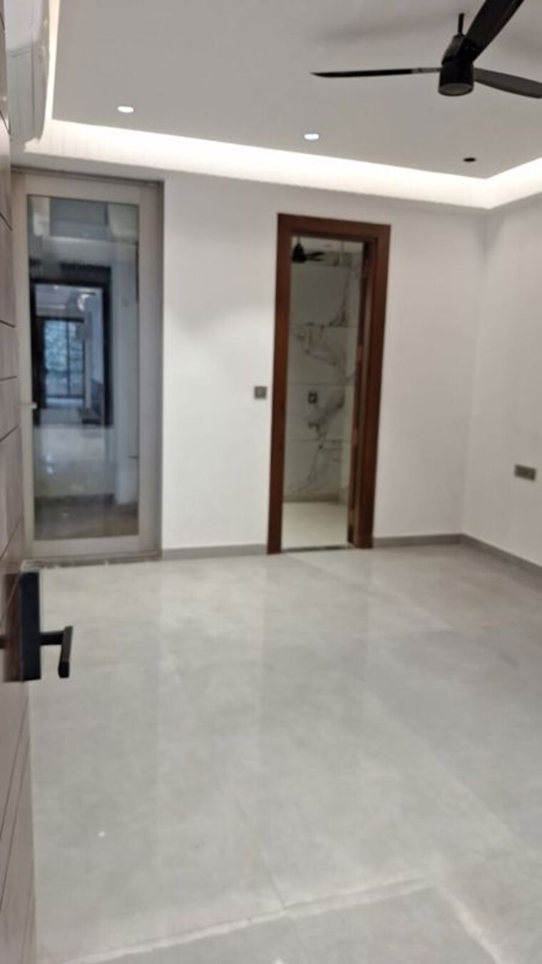 Room, anand vihar 3 Bedroom 210 Sq.Yd. Apartment In Anand Vihar Delhi 10144402