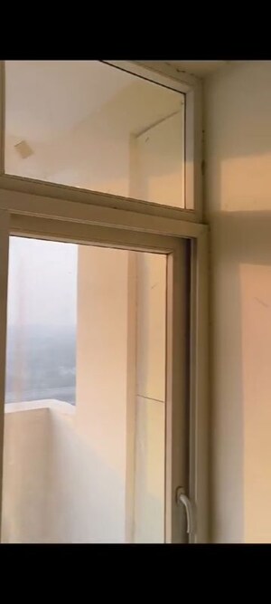 Room in 3 BHK Apartment at Amrapali Silicon City, Sector 76 – for Sale