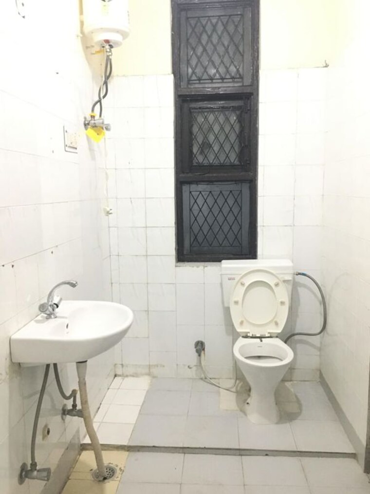 Bathroom, sector 23 3 Bedroom 2500 Sq.Ft. Builder Floor In Sector 23 Gurgaon 10144513