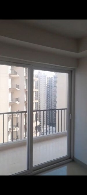 Room in 3.5 BHK Apartment at Amrapali Heartbeat City, Sector 107 – for Rent