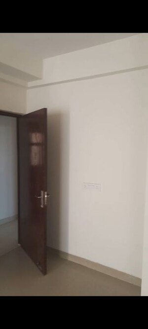 Room in 3.5 BHK Apartment at Amrapali Heartbeat City, Sector 107 – for Rent