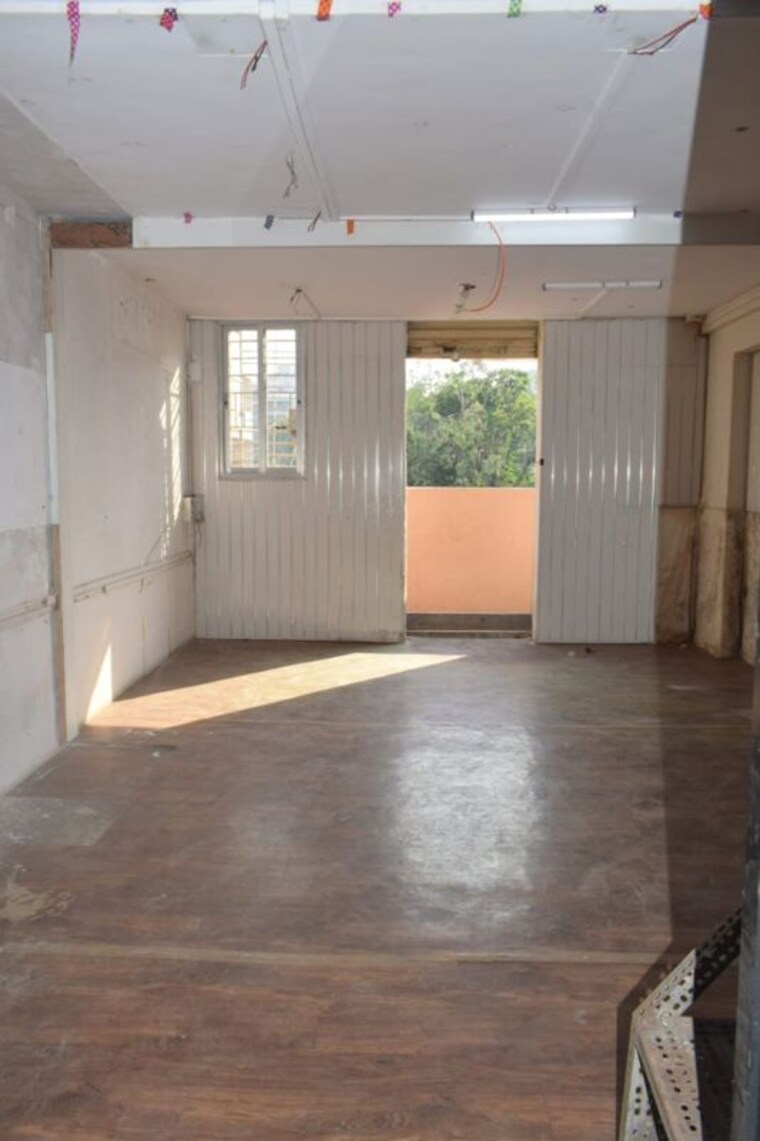Room, morni-apartment Commercial Shop 300 Sq.Ft. In Sion East Mumbai 10137036