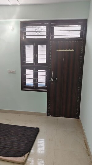 Room in 2 BHK Apartment at Sealdah – for Rent