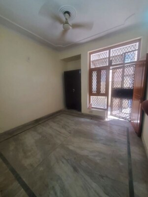 Room in 3 BHK Builder Floor at Green Fields Colony – for Rent