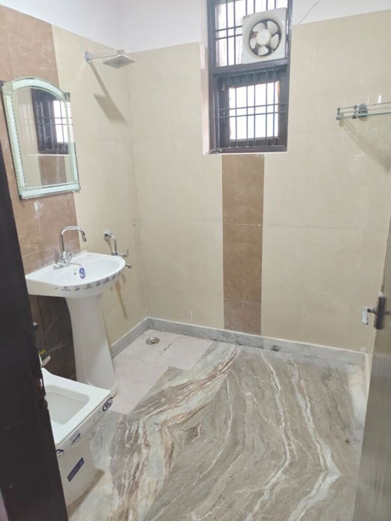 Bathroom, green fields colony 2 Bedroom 1000 Sq.Ft. Builder Floor In Green Fields Colony Faridabad 10144760