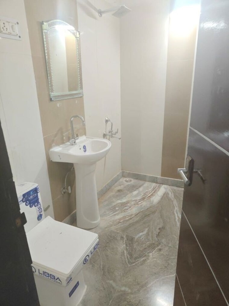 Bathroom, green fields colony 2 Bedroom 1000 Sq.Ft. Builder Floor In Green Fields Colony Faridabad 10144760