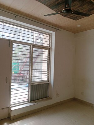 Room in 3 BHK Independent House at Sector 40 – for Rent