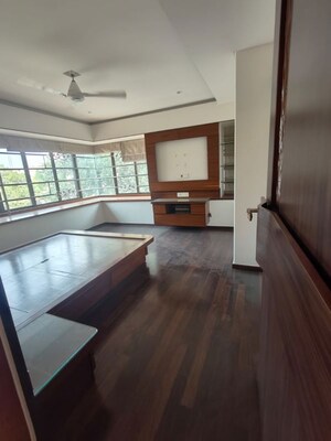 Bedroom in 4 BHK Apartment at Santacruz West – for Rent