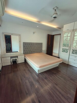 Bedroom in 4 BHK Apartment at Santacruz West – for Rent
