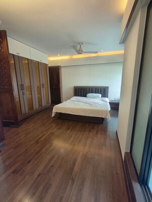Bedroom in 4 BHK Apartment at Santacruz West – for Rent