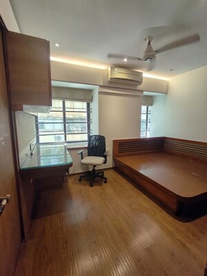 Bedroom in 4 BHK Apartment at Santacruz West – for Rent