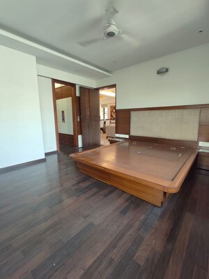 Bedroom in 4 BHK Apartment at Santacruz West – for Rent