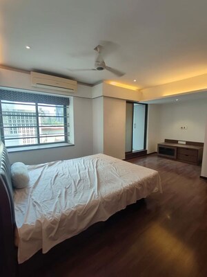 Bedroom in 4 BHK Apartment at Santacruz West – for Rent