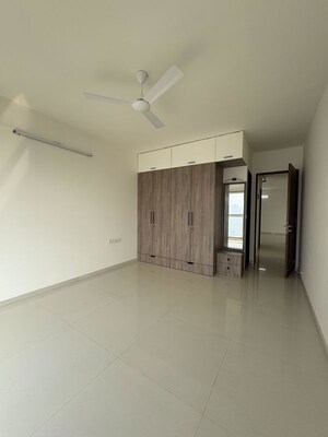 Room in 3 BHK Apartment at Runwal Nirvana, Parel – for Rent