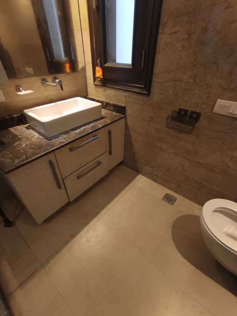 Bathroom, shivalik colony 3 Bedroom 200 Sq.Yd. Builder Floor In Shivalik Colony Delhi 10144866