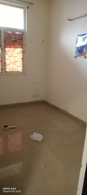 Room in 2 BHK Apartment at Mahagun Mywoods III, Sector 16c Greater Noida – for Rent