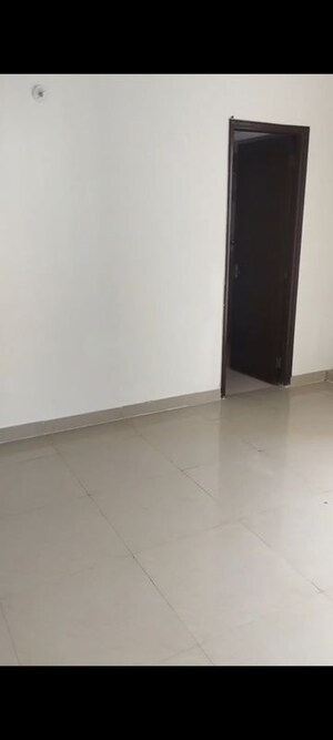 Room in 4 BHK Apartment at Amrapali Heartbeat City, Sector 107 – for Rent